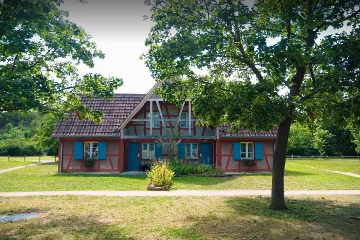 Maison alsacienne rouge &agrave; colombages