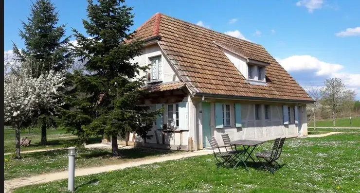 Maison avec terrasse et table de jardin