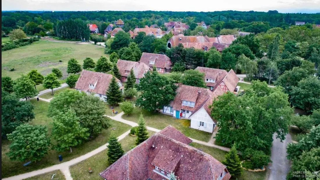 Vue a&eacute;rienne du village de l&rsquo;&Eacute;comus&eacute;e d&rsquo;Alsace